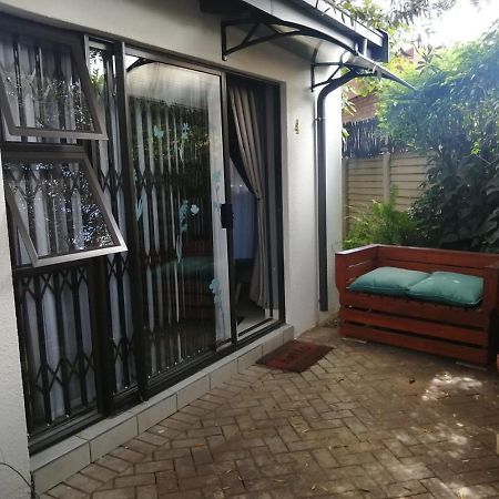 Roxy'S Rest Guest House Vanderbijlpark Exterior foto