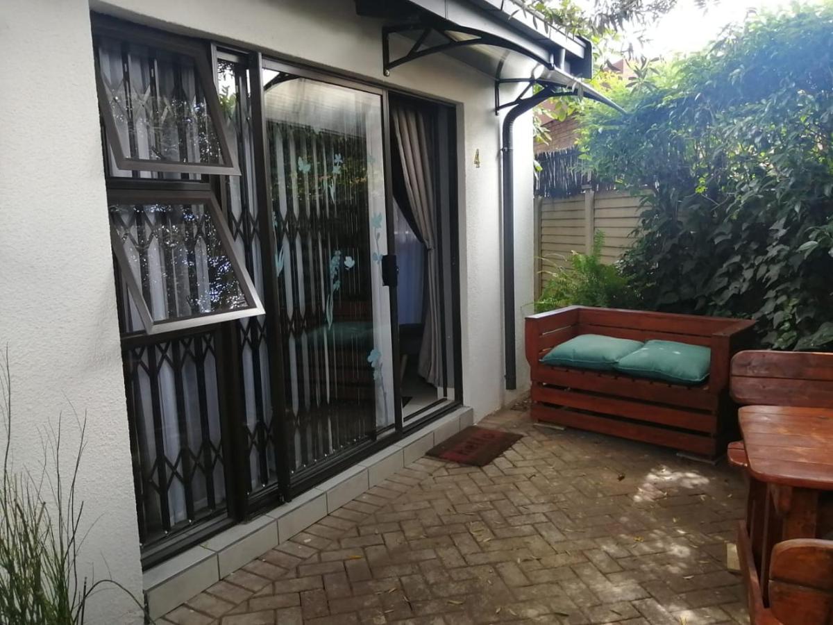 Roxy'S Rest Guest House Vanderbijlpark Exterior foto