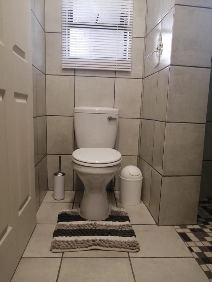 Roxy'S Rest Guest House Vanderbijlpark Exterior foto