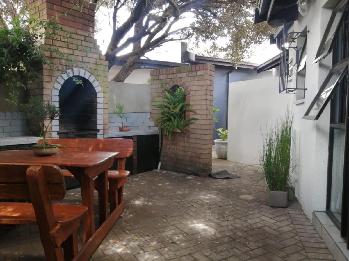 Roxy'S Rest Guest House Vanderbijlpark Exterior foto